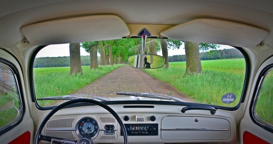 Savarankiškai veikiantis automobilis: kiek pasistūmėjo gamintojai, palyginti su ikoniniais kino automobiliais?