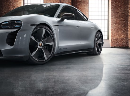 „Porsche Exclusive Manufaktur“ padalinio meistrai ėmėsi „Taycan“ elektromobilių