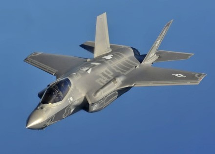 F-35 vis dar yra jaunas lėktuvas, kamuojamas nemažų problemų  © commons.wikimedia.org