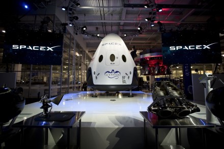 „SpaceX“ paskelbė partnerystę keturių turistų nuskraidinimui į tolimąją orbitą