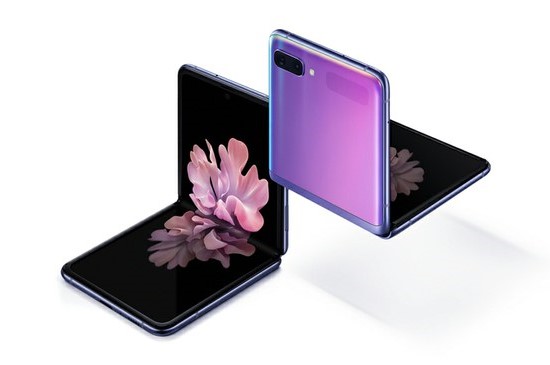 „Galaxy Z Flip“ – gražus, bet su minkštu ekranu © Gamintojo nuotrauka