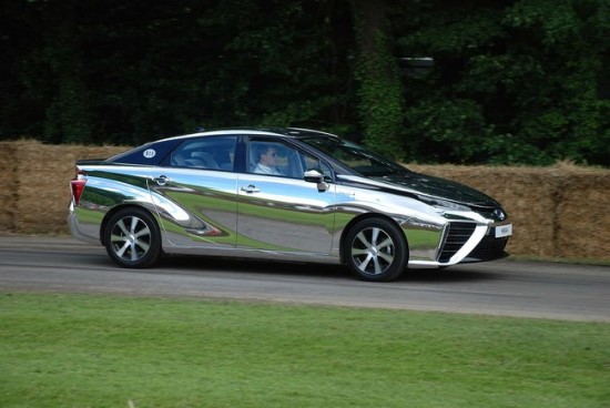 „Toyota Mirai“ - vandeniliu varomas automobilis©  Matthew Lamb (CC BY-SA 2.0) | commons.wikimedia.org