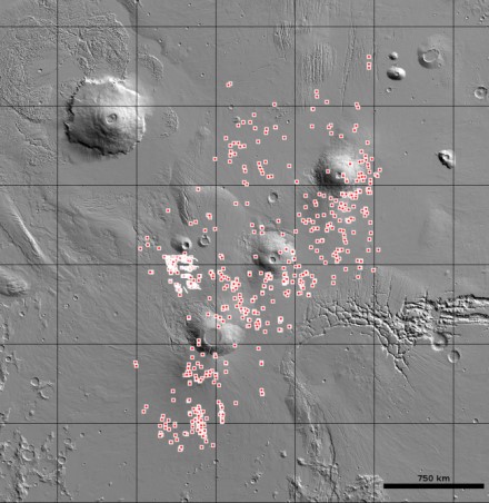 Šie taškai rodo galimas urvų vietas Tarsis regione © USGS