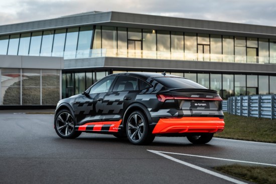 Dinamiškas, manevringas ir elektrinis: „Audi“ pristato koncepcinę „e-tron“ S modelių pavarą
