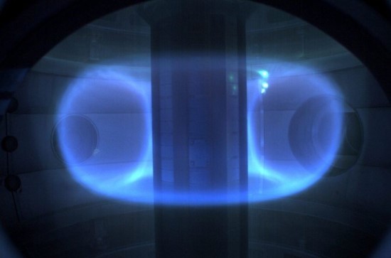 „Tokamak Energy“ iliustr. / Įprastas ir daugiausiai vystomas branduolinės sintezės reaktoriaus tipas – tokamakas, kuriame itin aukštoje temperatūroje sukasi plazmos žiedas