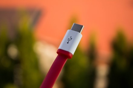 Perspėja: jeigu įkrovėte telefoną viešoje vietoje per USB jungtį, galėjote tapti sukčių auka