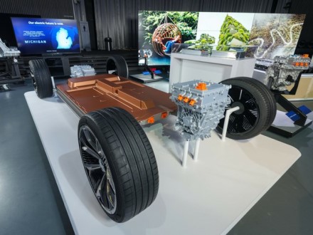 Naujoji „General Motors“ baterijų technologija bus pritaikoma įvairaus tipo automobiliams © Gamintojo nuotrauka