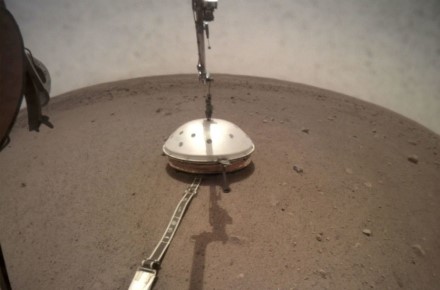 NASA nuotr. / Seismologinius procesus stebinčio zondo „Mars InSight“ asmenukė
