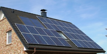 Saulės elektrinėms įsirengti ir seniems šildymo katilams pasikeisti paskirtas du kartus didesnis finansavimas