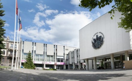VDU siūlo pagalbą mokykloms vykdant ugdymo procesą nuotoliniu būdu VDU siūlo pagalbą mokykloms vykdant ugdymo procesą nuotoliniu būdu