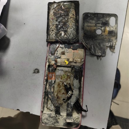 „Xiaomi“ telefonai ir vėl liepsnose: Indijoje sudegė trijų mėnesio senumo „Redmi Note 7 Pro“ „Xiaomi“ telefonai ir vėl liepsnose: Indijoje sudegė trijų mėnesio senumo „Redmi Note 7 Pro“