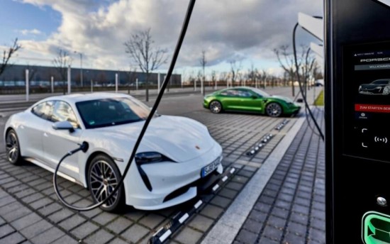 „Porsche“ elektromobilių įkrovos stotelės © Gamintojo archyvas