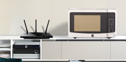Tyrimas atskleidė: paprasta mikrobangų krosnelė gali lėtinti Wi-Fi jūsų namuose Tyrimas atskleidė: paprasta mikrobangų krosnelė gali lėtinti Wi-Fi jūsų namuose