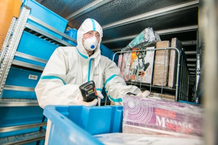 Prekės pakraunamos į mobilaus punkto sunkvežimį „Pigu.lt“ sandėlyje Prekės pakraunamos į mobilaus punkto sunkvežimį „Pigu.lt“ sandėlyje