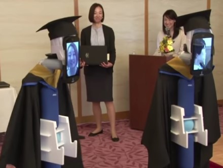 Išradingas sprendimas: Japonijos universitete diplomus už studentus atsiėmė robotai Išradingas sprendimas: Japonijos universitete diplomus už studentus atsiėmė robotai