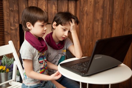 Patarimai mokytojams ir tėvams, kaip padėti vaikams saugiai bei efektyviai mokytis internete