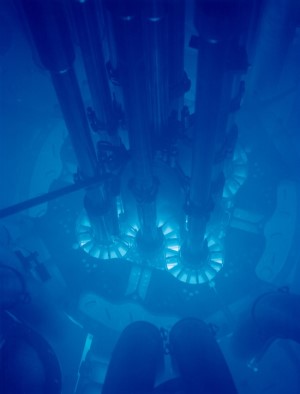 Tipiškas melsvas Čerenkovo spinduliavimo švytėjimas iš vandenyje patalpinto branduolinio reaktoriaus © „Wikimedia Commons“