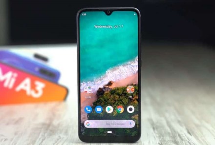 „Xiaomi“ ir toliau turi problemų atnaujindama „Mi A3“ telefoną: atšauktas jau trečiasis „Android 10“ naujinys