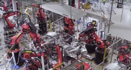 „Gigafactory 3“ gamykloje daug darbo atlieka šimtai robotų © Jason Yang | youtu.be „Gigafactory 3“ gamykloje daug darbo atlieka šimtai robotų © Jason Yang | youtu.be
