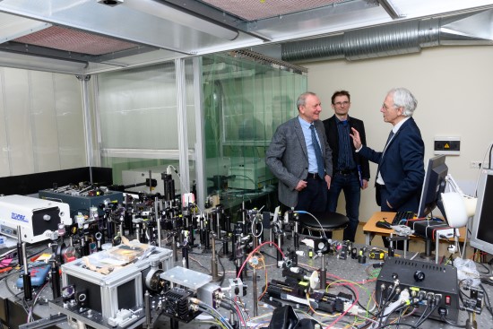 Mokslinė diskusija VU LTC Ultratrumpųjų impulsų optikos laboratorijoje (iš kairės į dešinę): prof. A. Dubietis, dr. V. Jukna, prof. Ž. Muru (nuotr. autorius Nailas Garejevas) Mokslinė diskusija VU LTC Ultratrumpųjų impulsų optikos laboratorijoje (iš kairės į dešinę): prof. A. Dubietis, dr. V. Jukna, prof. Ž. Muru (nuotr. autorius Nailas Garejevas)
