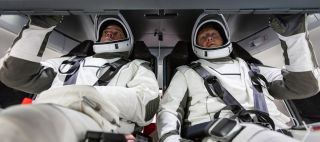 NASA astronautai Bob Behnken (kairėje) ir Doug Hurley repetuoja „Demo-2“ bandomąjį skrydį į Tarptautinę kosminę stotį „SpaceX“ „Crew Dragon“ erdvėlaiviu, įvyksiančiu 2020 gegužės 27 dieną. © NASA