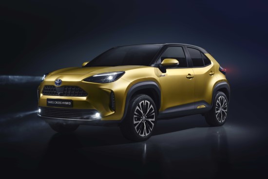 „Toyota“ pristato kompaktišką miesto visureigį „Yaris Cross“