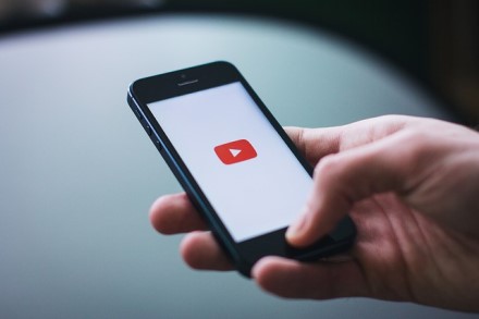 Kaip „YouTube“ per 15 metų pakeitė tai, ką mes matome ekranuose Kaip „YouTube“ per 15 metų pakeitė tai, ką mes matome ekranuose