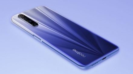 „Realme“ pristatė pigų 5G telefoną: didelis ekranas, daugybė kamerų ir stilingas dizainas