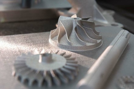 Plieninės detalės, pagamintos sparčiu lazeriniu 3D spausdintuvu iš miltelių © U.S. Army. David McNally nuotr.