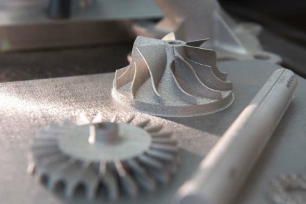 Plieninės detalės, pagamintos sparčiu lazeriniu 3D spausdintuvu iš miltelių © U.S. Army. David McNally nuotr. Plieninės detalės, pagamintos sparčiu lazeriniu 3D spausdintuvu iš miltelių © U.S. Army. David McNally nuotr.