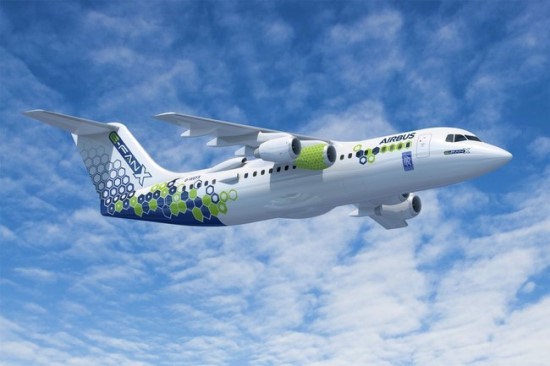 „Airbus E-Fan X“ – atkreipkite dėmesį į už sparno esančią oro įsiurbimo angą viduje sumontuotam varikliui © „Airbus“ ir „Rolls-Royce“