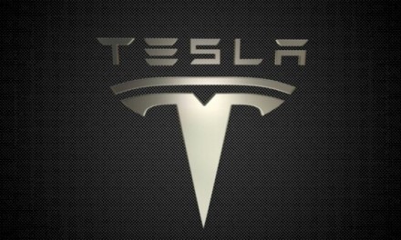 „Tesla“ automobiliai nuo šiol gali automatiškai sustoti prie šviesoforų ir stop ženklų