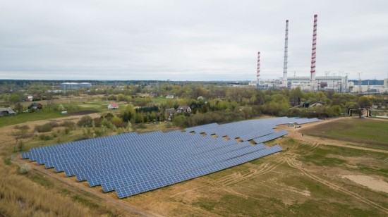 Atidarytas pirmasis nutolusių saulės elektrinių parkas, investuoti gali kiekvienas gyventojas