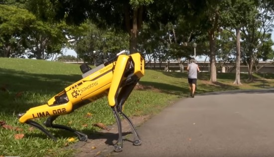 Atstumo laikymąsi tarp žmonių Singapūre užtikrina... robotas-policininkas