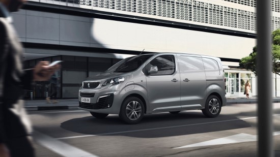 „Peugeot“ pristato elektrinį 330 km viena įkrova galintį nuvažiuoti „e-Expert“