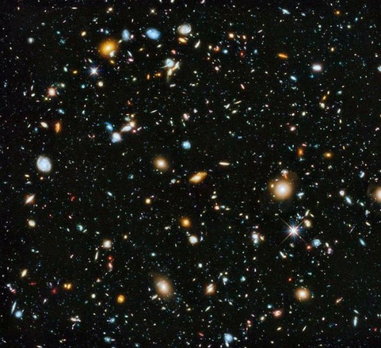 Įvairios ilgos ekspozicijos kampanijos, tokios, kaip čia pateikiami „Hubble eXtreme Deep Field“ (XDF) atvaizdai, atskleidė tūkstančius Visatos galaktikų