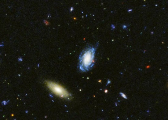 Dvi gretimos galaktikos ultravioletiniame spektre per GOODS-South