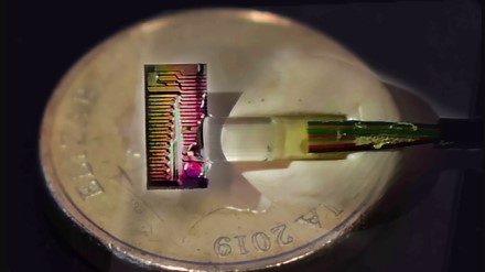 Viena iš mikro-šukų fotoninių mikroschemų, leidžiančių pasiekti 44,2 T/s interneto greitį © Monasho universitetas