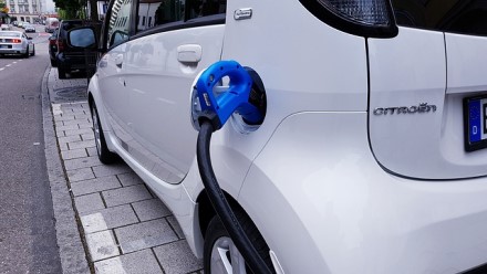 E. Macronas pristatė net 8 mlrd. eurų vertės automobilių pramonės gelbėjimo planą E. Macronas pristatė net 8 mlrd. eurų vertės automobilių pramonės gelbėjimo planą