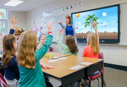 Mokytojas klasėje naudoja „Promethean“ „ActivPanel“ elementų seriją. Gamintojo nuotr.