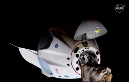 JAV astronautai įžengė į Tarptautinę kosminę stotį ir susitiko su kolegomis JAV astronautai įžengė į Tarptautinę kosminę stotį ir susitiko su kolegomis
