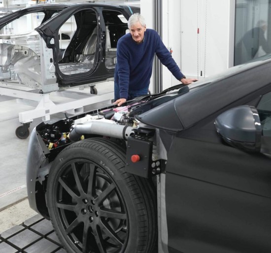 Jamesas Dysonas prie savo elektromobilio prototipo © „Dyson“ nuotrauka
