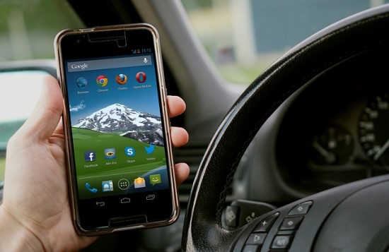 Tyrimas: mobiliuoju telefonu vairuodami naudojasi du trečdaliai Lietuvos gyventojų