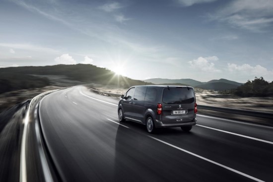 „Peugeot“ pristato naująjį elektrinį kelionėms skirtą „e-Traveller“