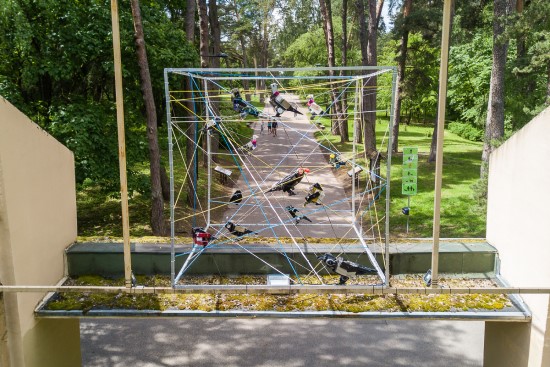 Vingio parko prieigose – unikali meninė instaliacija iš elektronikos atliekų