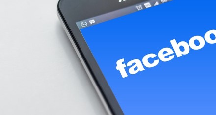„Facebook“ pradėjo žymėti valstybės kontroliuojamos žiniasklaidos paskyras