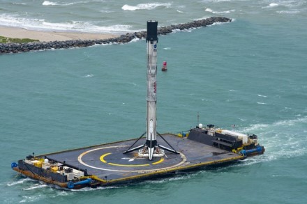 „Falcon 9“ raketa ant „Of Course I Still Love You“ laivo © „SpaceX“ | twitter.com
