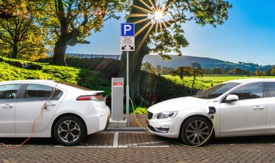 Vokietija skelbia naują planą – įkrovimo stotelė kone ant kiekvieno kampo ir parama elektromobiliams