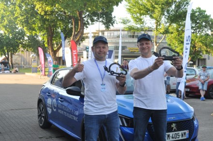 „Peugeot e-208“ elektromobilių varžybose. Algimanto Brazaičio nuotr. „Peugeot e-208“ elektromobilių varžybose. Algimanto Brazaičio nuotr.
