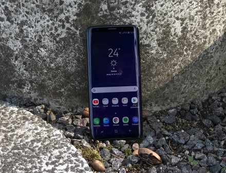 „Samsung“ atnaujino dviejų metų senumo telefonus „Samsung“ atnaujino dviejų metų senumo telefonus